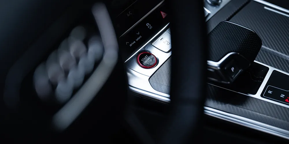 Ciemna konsola środkowa we wnętrzu Audi