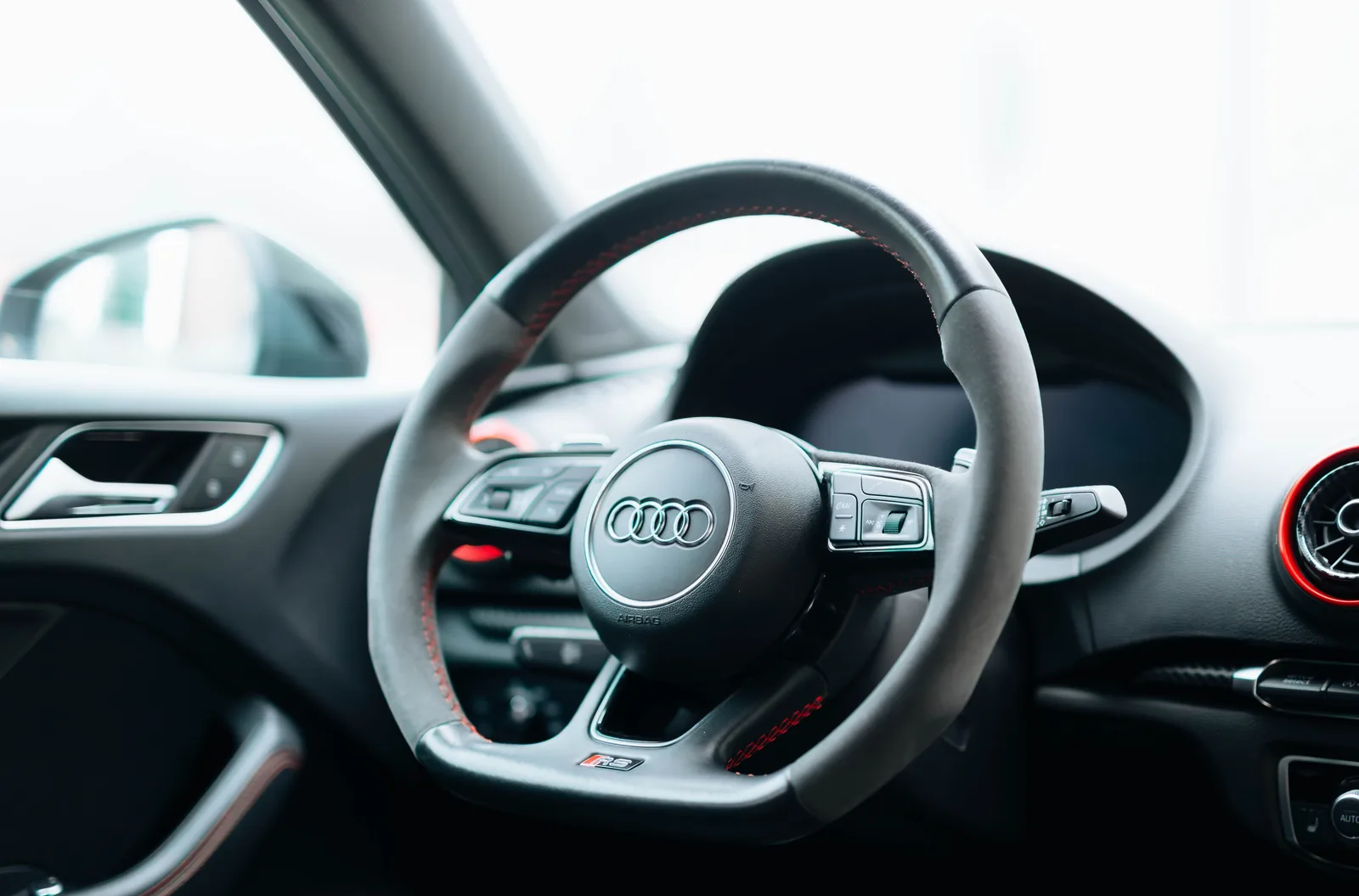 Kierownica i ciemne wnętrze Audi RS3