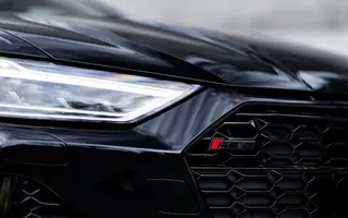 Zbliżenie na reflektor i grill Audi RS6