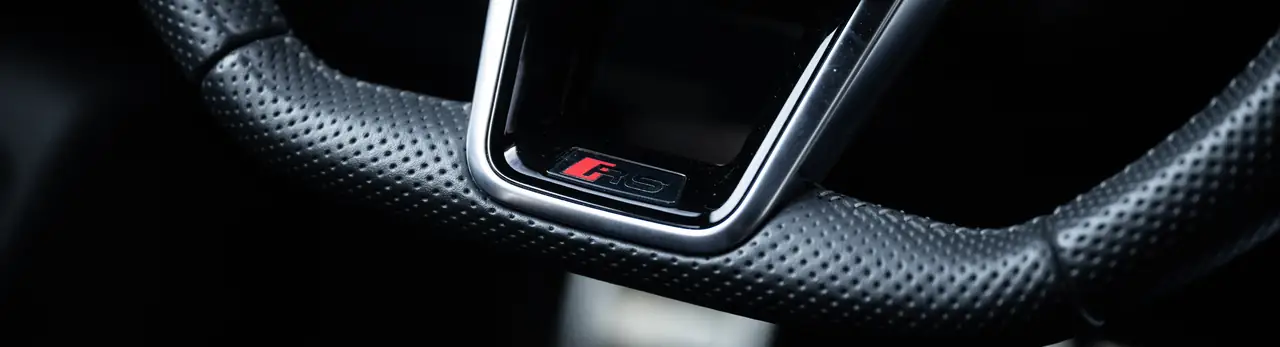 Sportowa kierownica z emblematem RS w Audi RS6 Performance