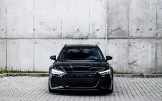 Audi RS6 widziane centralnie z przodu