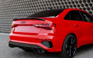 Tył czerwonego Audi S3 Quattro
