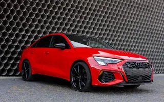 Czerwone Audi S3 Quattro z przodu i z prawego profilu