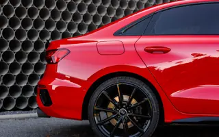 Zbliżenie na tylny profil Audi S3 Quattro