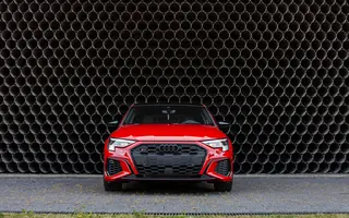 Audi S3 Quattro widziane centralnie z przodu