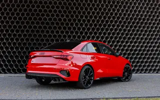 Czerwone Audi S3 Quattro z tyłu i z prawego profilu