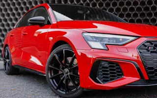 Zbliżenie na przód i koło Audi S3 Quattro