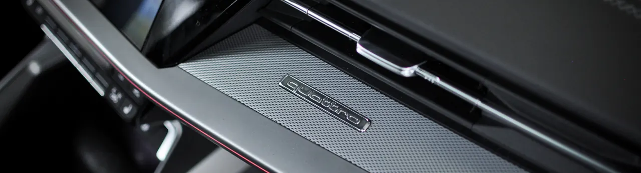Wnętrze Audi S3 quattro ze znaczkiem quattro na desce rozdzielczej