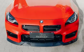Zbliżenie na przód i grill BMW M2 G87