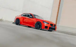 BMW M2 G87 z przodu i z prawego profilu