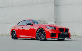 BMW M2 G87 z przodu i z lewego profilu