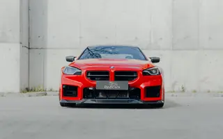 BMW M2 G87 widziane centralnie z przodu