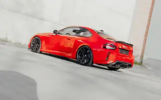 BMW M2 G87 z tyłu i z prawego profilu