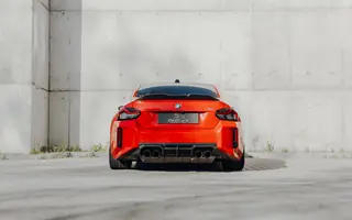 BMW M2 G87 widziane centralnie z tyłu