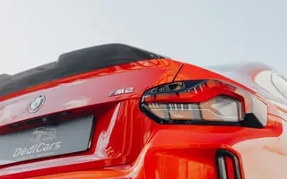 Zbliżenie na tył, lampę i emblemat BMW M2 G87