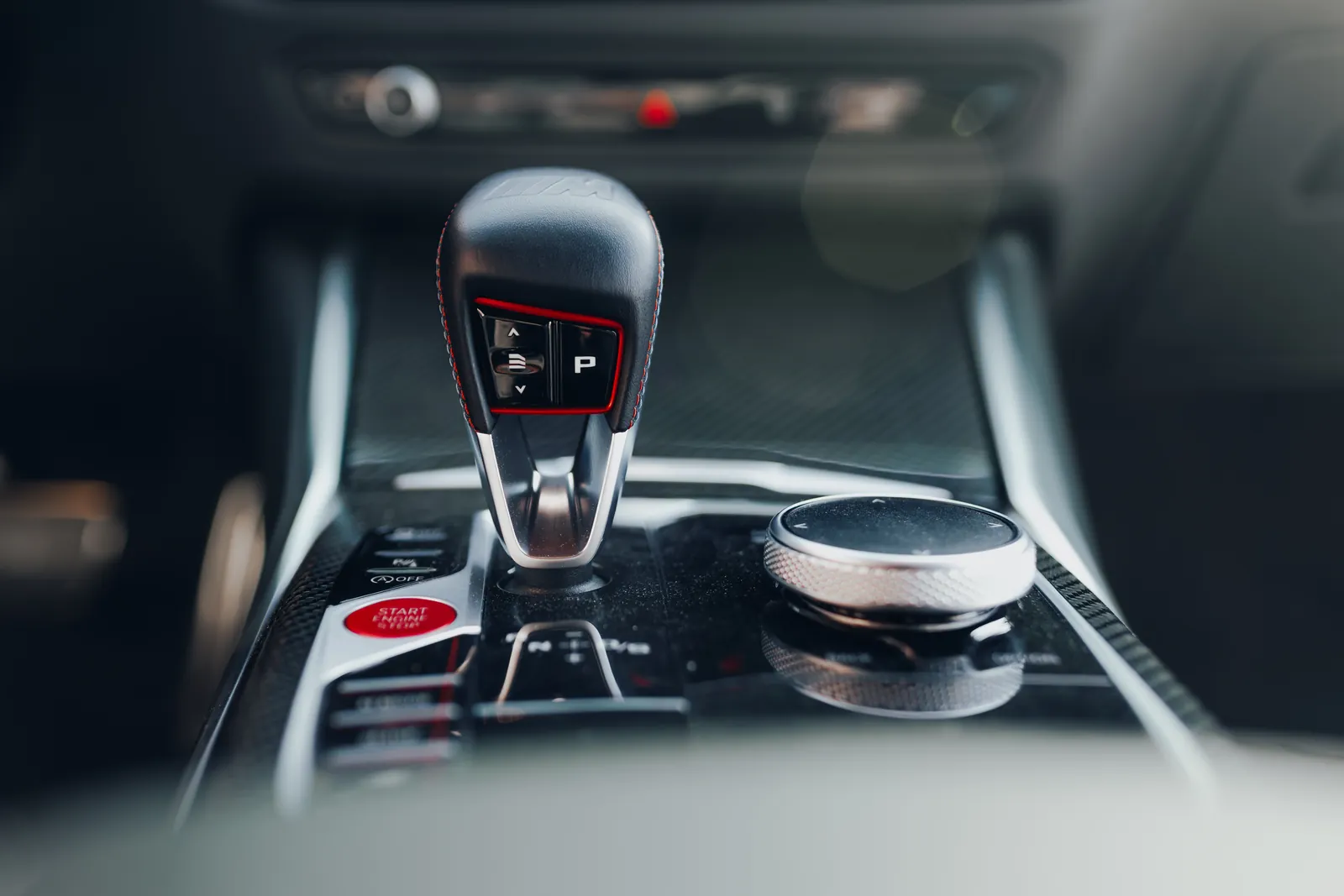 Detal wybieraka we wnętrzu BMW M2 G87
