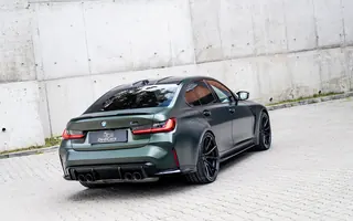 BMW M3 Competition z tyłu i z profilu