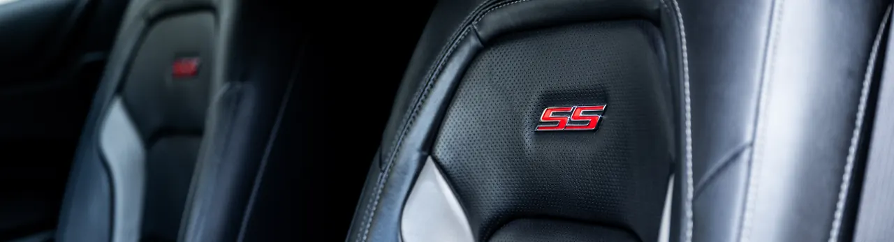 Skórzane fotele Chevrolet Camaro SS z emblematem SS