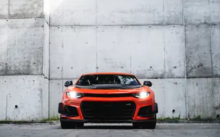 Chevrolet Camaro SS widziane centralnie z przodu
