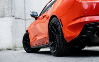 Chevrolet Camaro SS z tyłu i z profilu