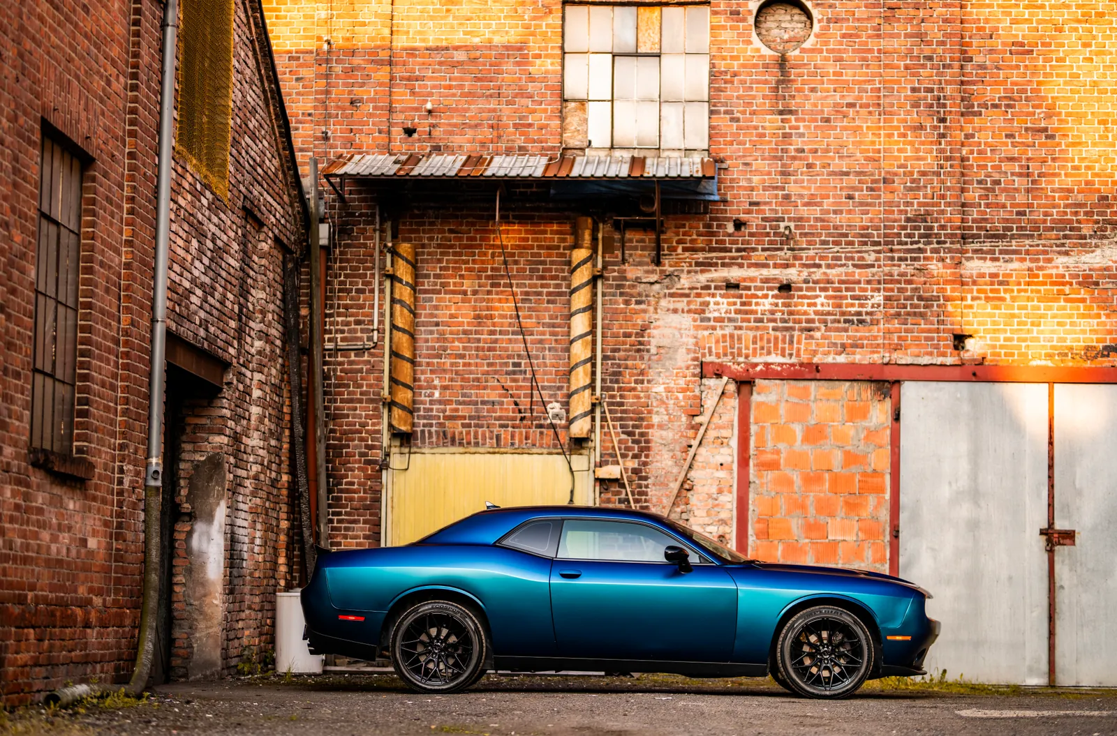 Ciemne wnętrze Dodge Challengera