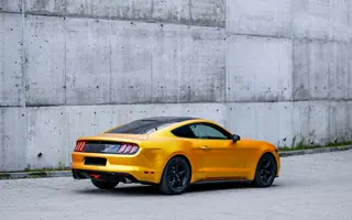 Ford Mustang V6 z tyłu i z lewego profilu