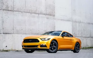 Ford Mustang V6 z przodu i z lewego profilu