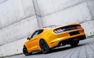Ford Mustang V6 z tyłu i z prawego profilu