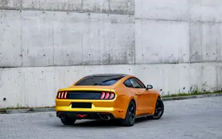 Ford Mustang V6 z tyłu i z lewego profilu