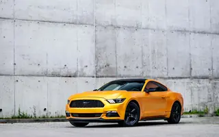 Ford Mustang V6 z przodu i z prawego profilu