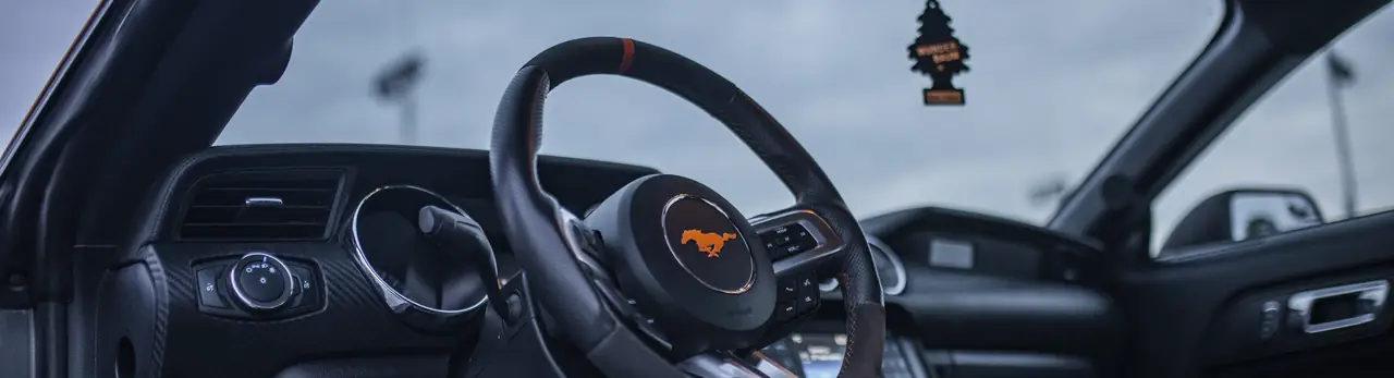 Sportowa kierownica i wnętrze Forda Mustanga V8