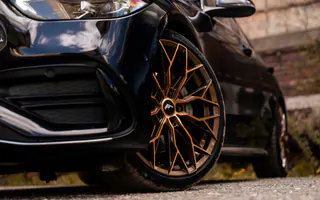 Zbliżenie na przednie koło i felgę Mercedesa C Klasy