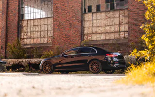 Mercedes C Klasa widziany z lewego profilu