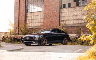 Mercedes C Klasa z przodu i z lewego profilu