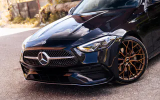 Zbliżenie na przód, reflektor i felgę Mercedesa C Klasy