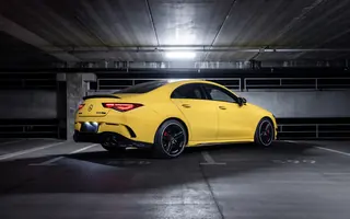 Mercedes-AMG CLA 45 S z tyłu i z prawego profilu