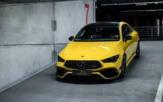 Mercedes-AMG CLA 45 S z przodu i z prawego profilu