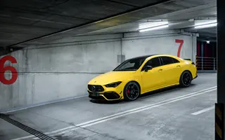 Mercedes-AMG CLA 45 S na parkingu podziemnym