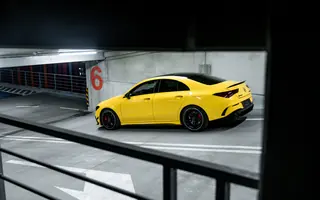 Boczny profil Mercedesa-AMG CLA 45 S na parkingu