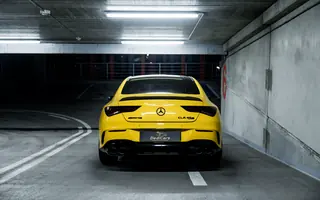Mercedes-AMG CLA 45 S widziany centralnie z tyłu