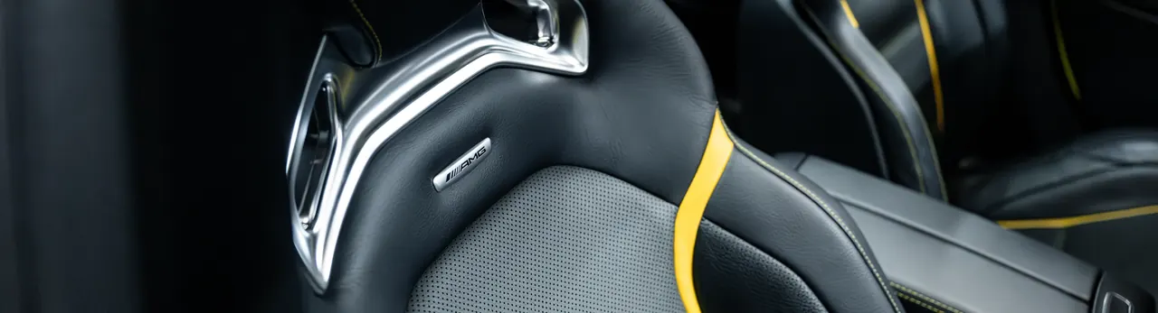 Sportowe fotele Mercedes-AMG CLA 45 S z żółtymi akcentami