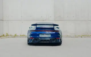 Porsche 911 Carrera 4 widziane centralnie z tyłu