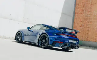 Porsche 911 Carrera 4 z tyłu i z lewego profilu