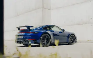 Porsche 911 Carrera 4 z tyłu i z prawego profilu