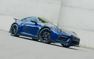 Porsche 911 Carrera 4 z przodu i z lewego profilu