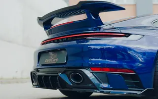 Zbliżenie na tył i spoiler Porsche 911 Carrera 4