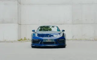 Porsche 911 Carrera 4 widziane centralnie z przodu