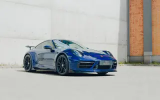 Porsche 911 Carrera 4 z przodu i z prawego profilu