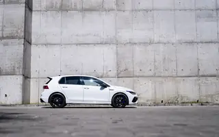 Volkswagen Golf 8 R widziany z boku