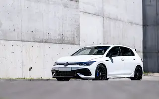 Volkswagen Golf 8 R z przodu i z prawego profilu